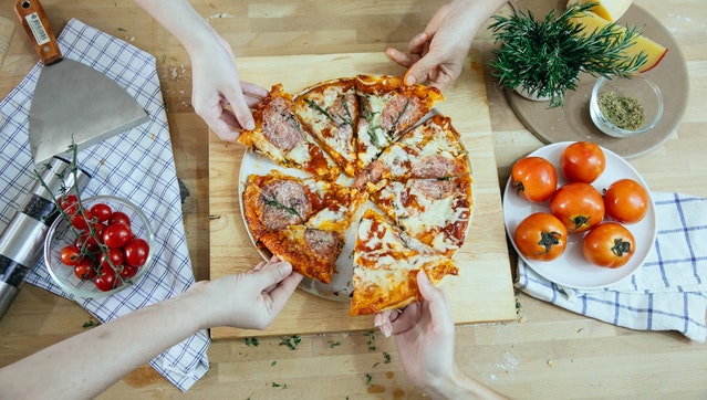 Sharing a pizza / compartiendo una pizza